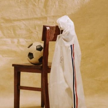 5 تعاونات موضة مستوحاة من كأس العالم يجب معرفتها هذا الموسم - الصورة من تعاون Jacquemus × Nike × الاتحاد الفرنسي لكرة القدم